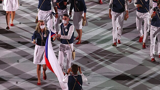 Slavnostn zahjen . et vlajkonoi, tenistka Petra Kvitov a basketbalista Tom Satoransk. Letn olympijsk hry Tokio 2020. (23. ervence 2021)