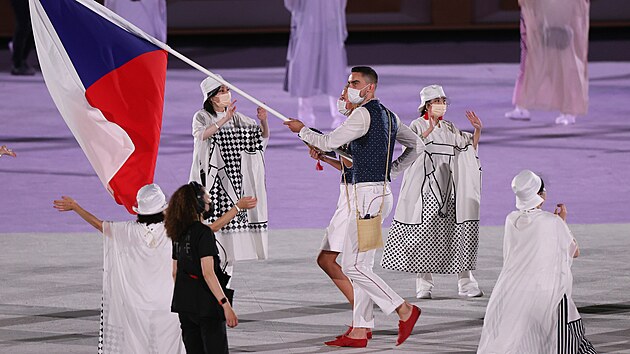 Slavnostn zahjen. et vlajkonoi, tenistka Petra Kvitov a basketbalista Tom Satoransk. Letn olympijsk hry Tokio 2020. (23. ervence 2021)