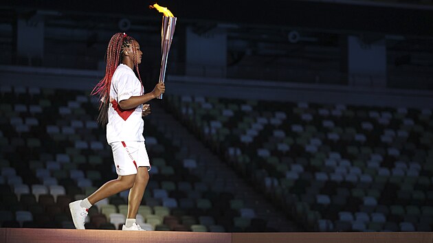 Naomi sakaov nese olympijskou pochode bhem zahajovacho ceremonilu na olympijskm stadionu na olympijskch hrch v roce 2020 (23. ervence 2021)