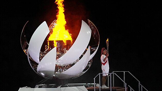 Olympijsk ohe ho bhem zahajovacho ceremonilu na olympijskm stadionu na Letnch olympijskch hrch 2020. (23. ervence 2021)