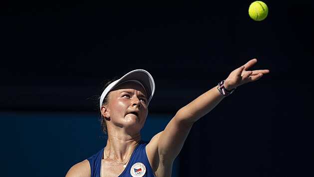 Zpas prvnho kola tenisovho turnaje en, Barbora Krejkov z R (na snmku) - Zarina Dijasov z Kazachstnu.LOH Tokio 2020. (24. ervence 2021)