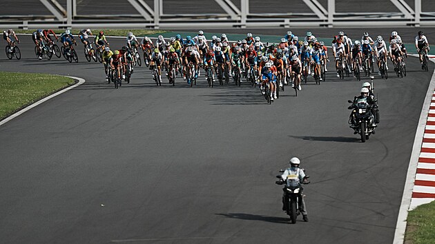 Jezdci na ele pelotonu bhem cyklistickch silninch zvod mu. LOH Tokio 2020. (24. ervence 2021)