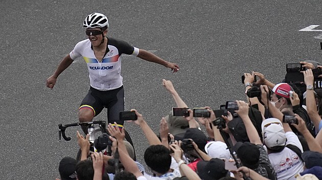Ekvdorsk cyklista Richard Carapaz slav triumf v olympijskm zvod v Tokiu....