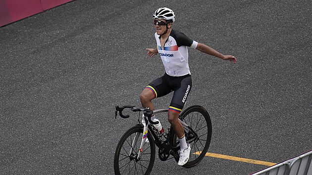 Ekvdorsk cyklista Richard Carapaz slav triumf v olympijskm zvod v Tokiu. (24. ervence 2021)