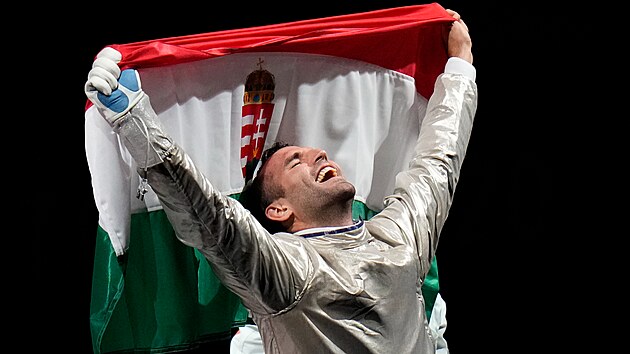 Aron Szilagyi z Maarska slav zisk zlat medaile pot, co porazil Luigiho Samele z Itlie na letnch olympijskch hrch 2020 (24. ervence 2021)