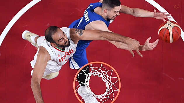 �r�nsk� Hamed Haddadi, vlevo, bojuje o odsko�en� s Tom�em Satoransk�m z �esk� republiky. (25. �ervence 2021)