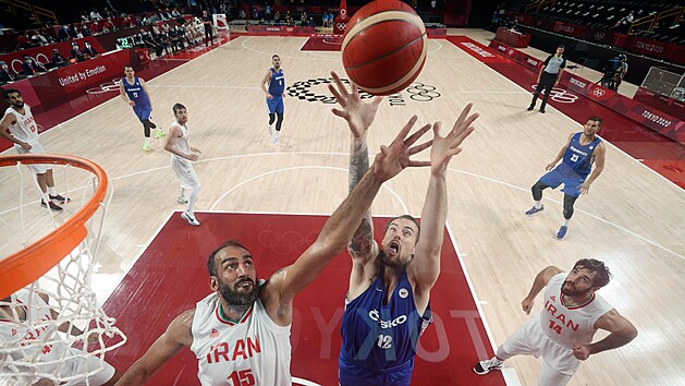 rnsk Hamed Haddadi (15) a Ondrej Balvin (12) doskakujc m. (25. ervence 2021)