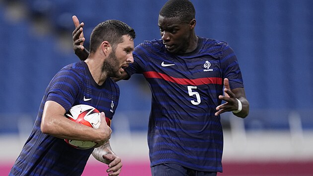 Ptaticetilet tonk Andr-Pierre Gignac (vlevo) hattrickem pomohl fotbalistm Francie k vhe 4:3 na olympijskm turnaji nad Jihoafrickou republikou.  (25. ervence 2021)