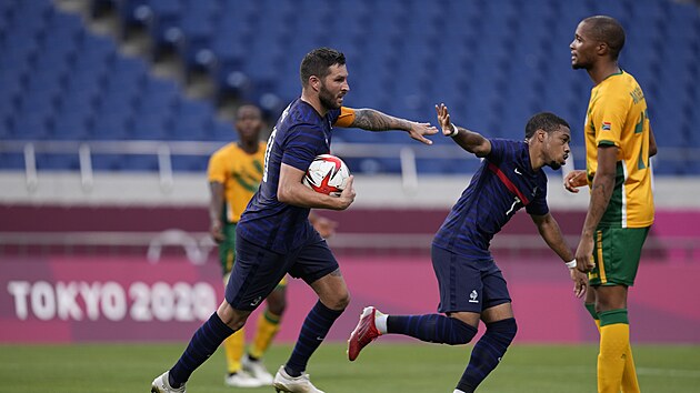 Ptaticetilet tonk Andr-Pierre Gignac (vlevo) hattrickem pomohl fotbalistm Francie k vhe 4:3 na olympijskm turnaji nad Jihoafrickou republikou.  (25. ervence 2021)