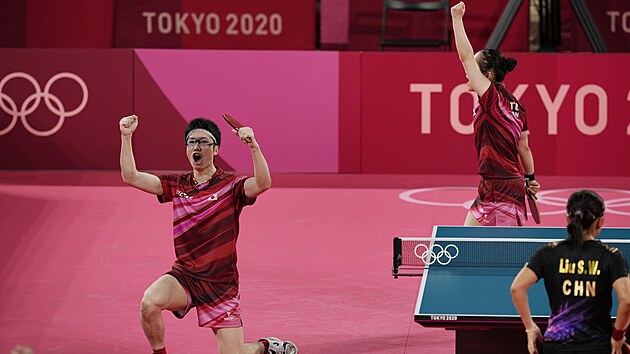 Mizutani s Itovou se raduj! Prv dokzali neskutenou vc, porazili nskou dvojici ve stolnm tenisu na LOH 2020. Je to prvn japonsk olympijsk zlato ve stolnm tenisu historicky. (26. ervence 2021)