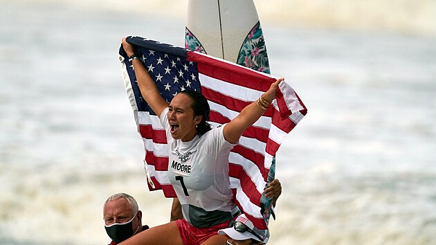 Americká surfaka Carissa Mooreová získává zlato na olympiád v Tokiu 2020....