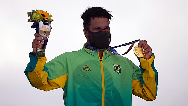 Brazilsk surfa Italo Ferreira slav zisk zlat medaile na olympid v Tokiu. 2020. (27. ervence 2021)