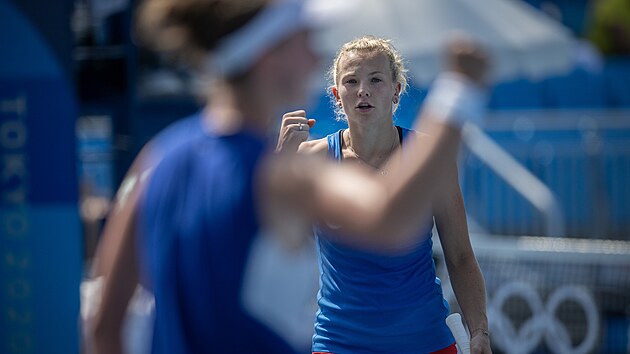 Barbora Krejkov a Kateina Siniakov maj jistou ast v semifinle po vtzstv nad nebezpenou australskou dvojic Ashleigh Bartyov, Storm Sandersov 3:6, 6:4 a 10:7.  (28. ervence 2021)