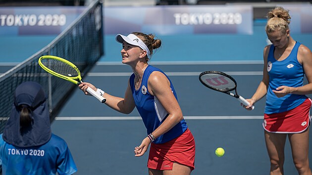 Barbora Krejkov a Kateina Siniakov maj jistou ast v semifinle po vtzstv nad nebezpenou australskou dvojic Ashleigh Bartyov, Storm Sandersov 3:6, 6:4 a 10:7. (28. ervence 2021)