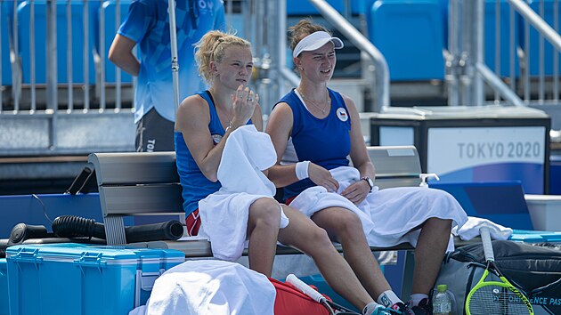 Barbora Krejkov a Kateina Siniakov maj jistou ast v semifinle po vtzstv nad nebezpenou australskou dvojic Ashleigh Bartyov, Storm Sandersov 3:6, 6:4 a 10:7. (28. ervence 2021)