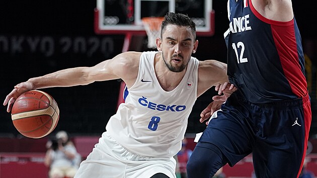 Tom Satoransk bhem utkn basketbalu proti Francii. (28. ervence 2021)