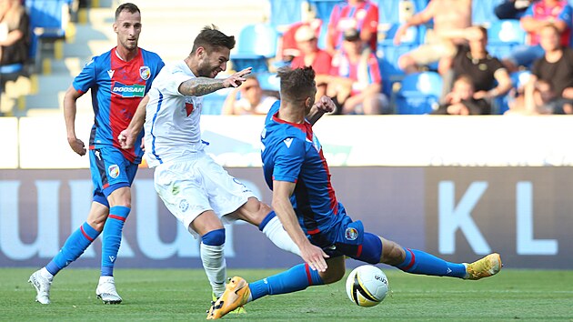 Stanislav Bilenkij (Dynamo Brest) stl v utkn s Viktori Plze.