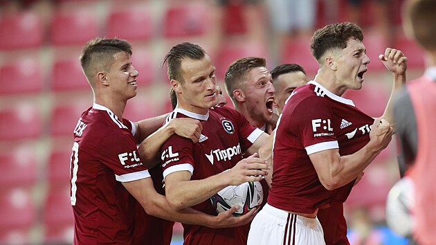 Ladislav Krejí mladí (úpln vpravo) slaví svj gól proti Olomouci se...