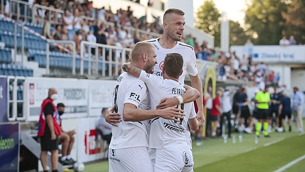 Fotbalist Slovcka se raduj z branky v Evropsk konferenn lize.