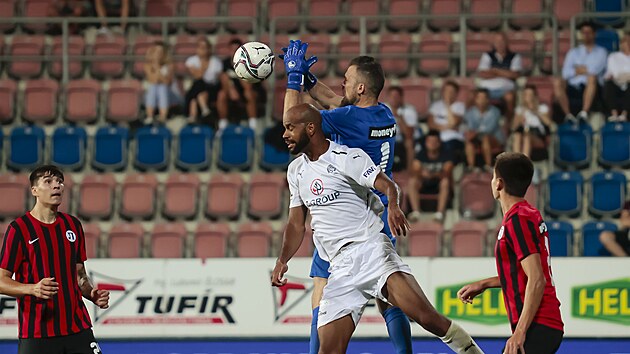 Brank Lokomotivu Plovdiv Ilko Pirgov jde do souboje s Riginem Ciciliou ze Slovcka.