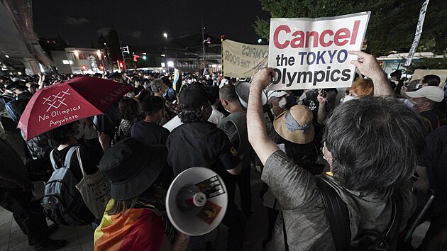 Slavnostn zahjen letn olympidy v Tokiu provzely i protesty tch, kte si ve mst jej konn nepej. Po zahjen her se protestujc pesunuli ped Nrodn olympijsk stadion. (23. ervence 2021)