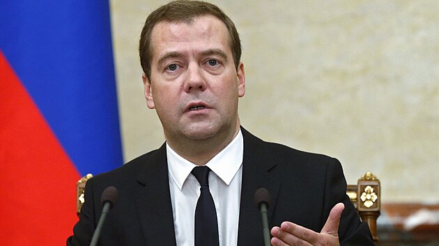 Ruský premiér Dmitrij Medveděv při setkání vlády oznamuje vyhlášení zákazu dovozu potravin z USA nebo Evropské unie. (7. srpna 2014)