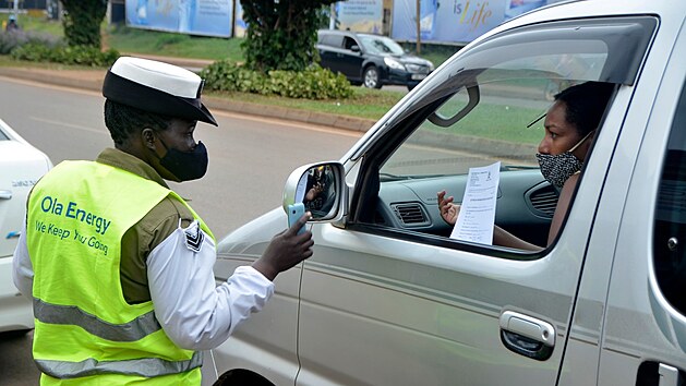 Ugandsk policista dohl na dodrovn koronavirovch omezen. (4. ervence 2021)