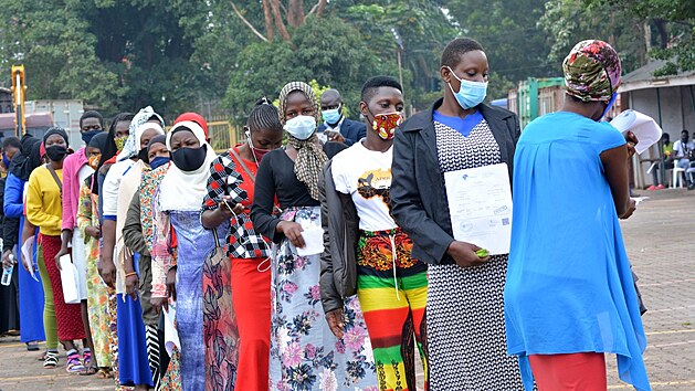 Lid v Ugand ekaj na testovn na koronavirus. (12. ervence 2021)