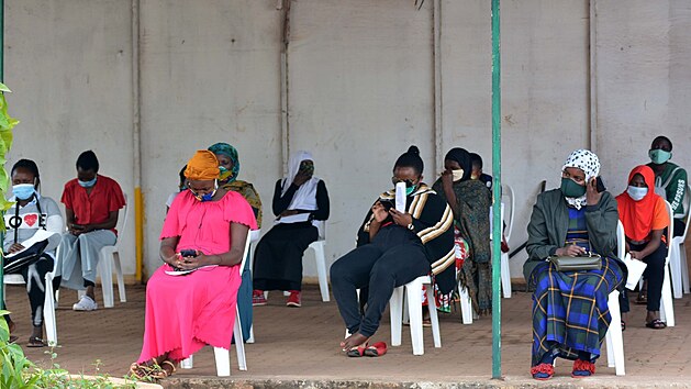 Lid v Ugand ekaj na testovn na koronavirus. (12. ervence 2021)