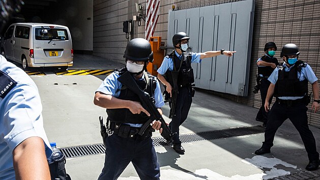 Ozbrojen hongkongt policist str dodvku s Tong Ying Kitem, kter je jako prvn lovk souzen na zklad kontroverznho bezpenostnho zkona schvlenho Pekingem pes mstn a mezinrodn odpor. (6. ervence 2020)