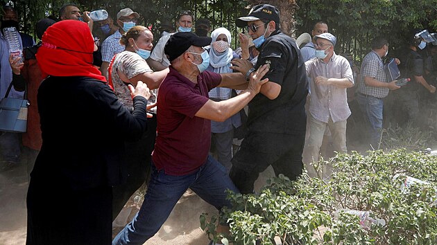 Podporovatelé nejvtí tuniské parlamentní politické strany Ennahda se stetli...