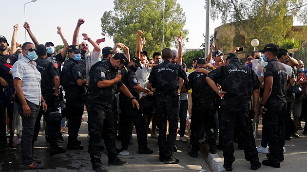 Podporovatel nejvt tunisk parlamentn politick strany Ennahda se stetli s policisty ped sdlem parlamentu. Tunisk prezident oznmil doasn rozputn parlamentu a odstavil premira. (26. ervence 2021)