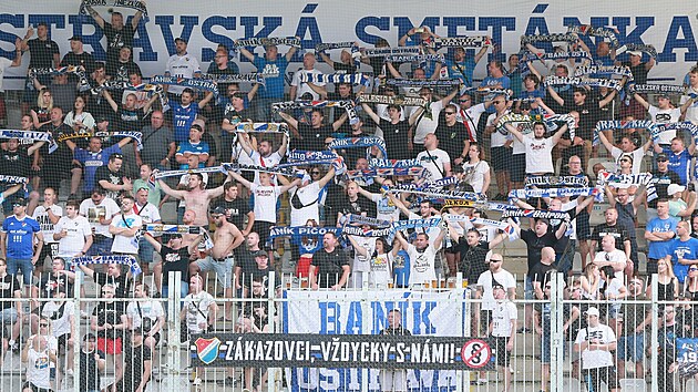 Ostravt fanouci podporuj Bank na stadionu v Jablonci.