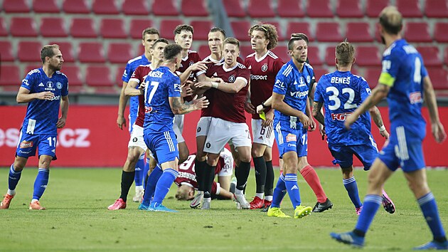 Poty�ku v z�v�ru utk�n� mezi Spartou a Olomouc� rozpoutal tvrd� faul na Adama Karabce.