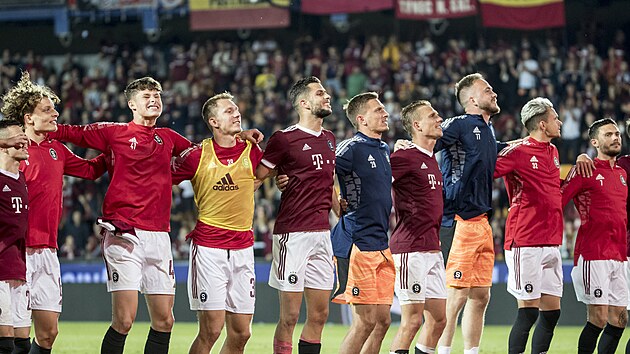 Sparantí fotbalisté slaví s fanouky postup do 3. pedkola Champions League.