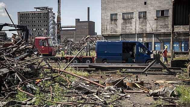 Na místě někdejší ocelárny společnosti Vítkovice Steel zůstaly jen trosky a suť. Prodej starého železa zaplatí demolici. (21. července 2021)