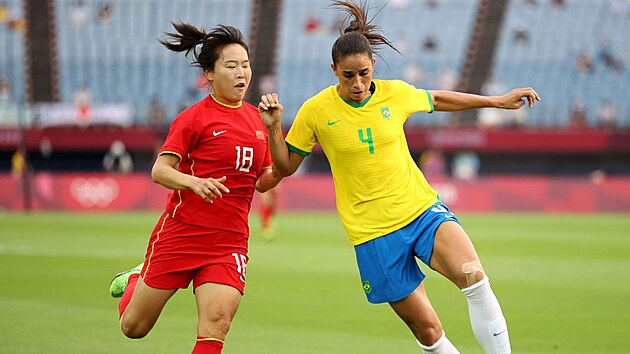 Číňanka Wurigumulová v souboji o míč s Brazilkou Rafaelleovou.
