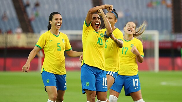 Brazilka Marta oslavuje třetí gól Brazílie.
