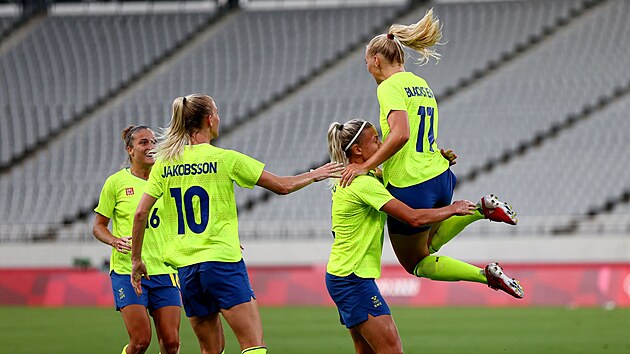 Švédka Stina Blacksteniusová oslavuje se spoluhráčkami první gól.