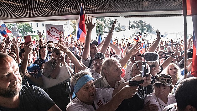 Dav odprc okování blokuje vchod do slovenského parlamentu. (23. ervence...