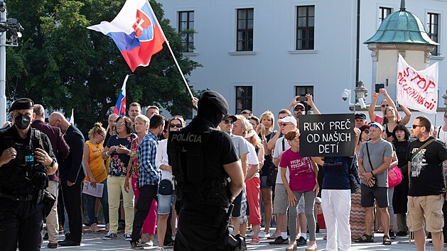 Dav odprc okovn blokuje vchod do slovenskho parlamentu. (23. ervence 2021)
