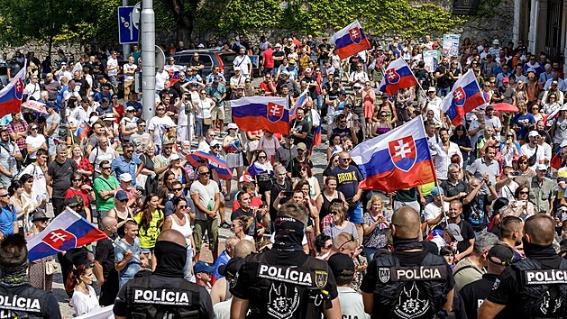 Slováci pokračovali v protestech proti návrhu zákona, který by očkovaným lidem umožňoval chodit svobodně do obchodů a na další místa. (24. července 2021)