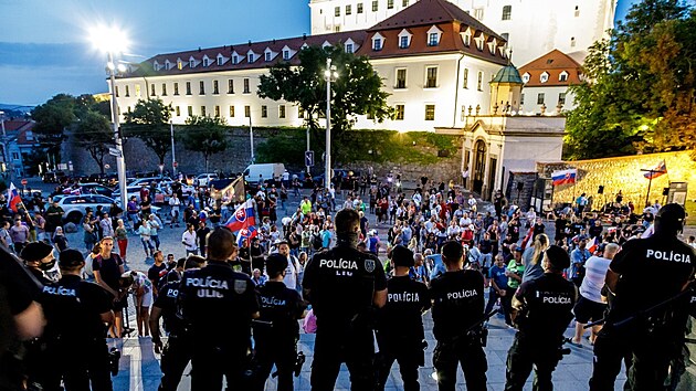 Slováci pokračovali v protestech proti návrhu zákona, který by očkovaným lidem umožňoval chodit svobodně do obchodů a na další místa. (24. července 2021)