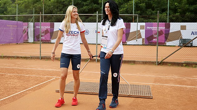 Ambasadorky Olympijského festivalu Lucie Šafářová (vlevo) a Šárka Kašpárková uklízejí tenisový kurt.