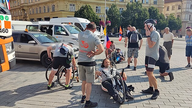 Ochrnut Duan Petvalsk se po dvaceti letech znovu vydal na handbiku na vpravu z Brna do ma, kde jej m pijmout pape Frantiek. (23.7.2021)