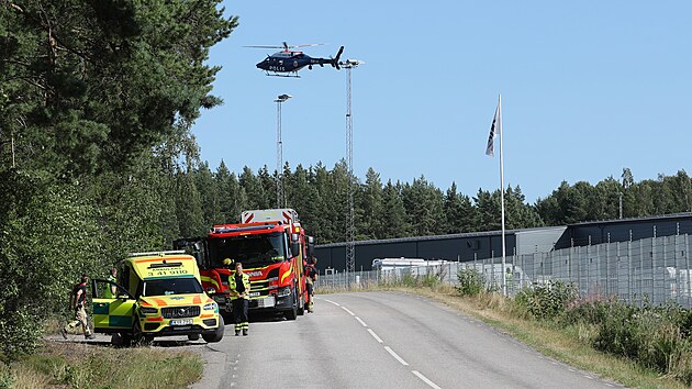 Dva odsouzenci ve vdsk vznici Hllby, asi 100 kilometr zpadn od Stockholmu, ve stedu vzali dva dozorce jako rukojm a zabarikdovali se s nimi ve strn mstnosti. (21. ervence 2021)