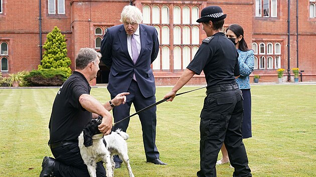 Britsk premir Boris Johnson uvedl, e mu dl starosti milostn puzen jeho psa, kter obskakuje nohy vech okolo, m pivozuje trapn situace. Ministersk pedseda o tom hovoil pi setkn s policejnmi psovody v anglickm Guildfordu. (27. ervence 2021)