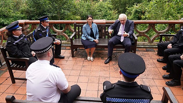 Britsk premir Boris Johnson uvedl, e mu dl starosti milostn puzen jeho psa, kter obskakuje nohy vech okolo, m pivozuje trapn situace. Ministersk pedseda o tom hovoil pi setkn s policejnmi psovody v anglickm Guildfordu. (27. ervence 2021)