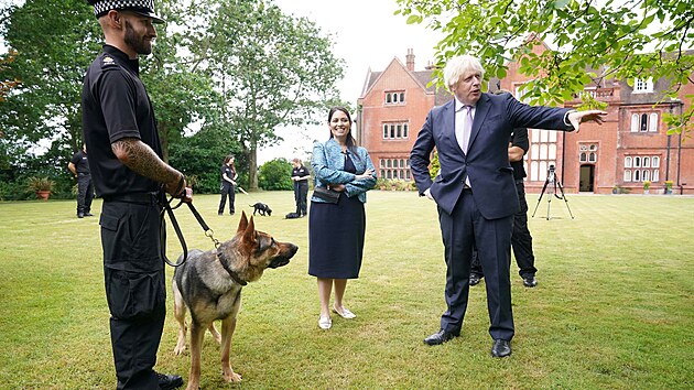 Ministersk pedseda se setkal s policejnmi psovody v anglickm Guildfordu. (27. ervence 2021)