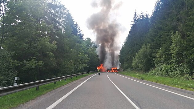 Nákladní auto, které převáželo klády, zablokovalo oba jízdní pruhy a začalo hořet. (20. 7. 2021)